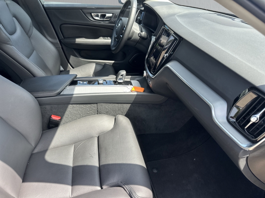 Fahrzeugabbildung Volvo V60 Kombi B4 D Plus Dark ACC Navi LED Leder SHZ el.Heckkl.