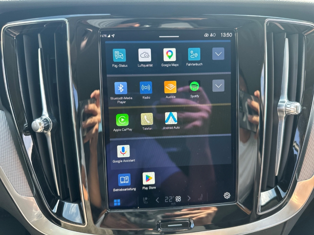 Fahrzeugabbildung Volvo V60 Kombi B4 D Plus Dark ACC Navi LED Leder SHZ el.Heckkl.