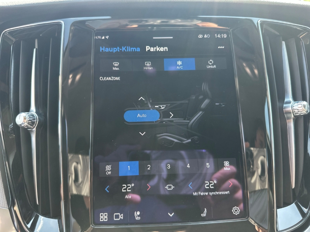 Fahrzeugabbildung Volvo V60 Kombi B4 D Plus Dark ACC Navi LED Leder SHZ el.Heckkl.