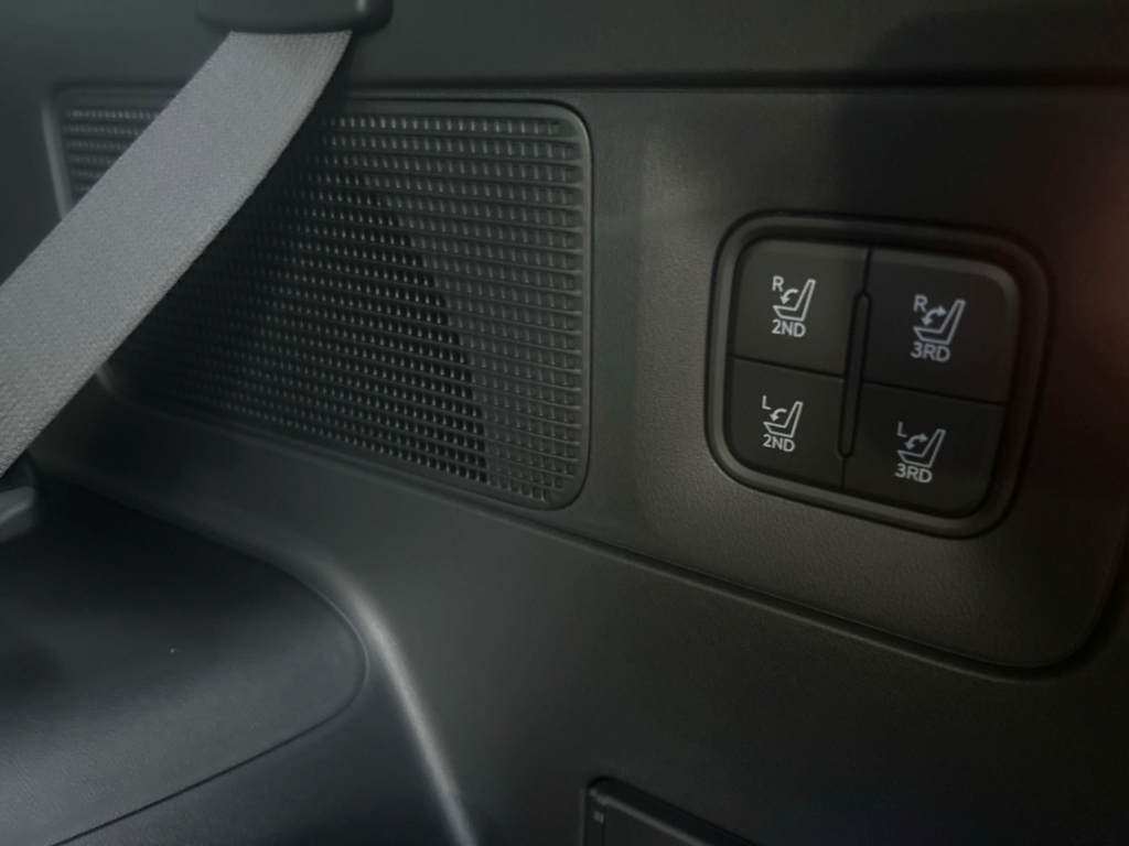 Fahrzeugabbildung Hyundai IONIQ 9 110kWh 4WD Performance UNIQ 7-Sitze Panorama HUD Navi Leder Digitales Cockpit