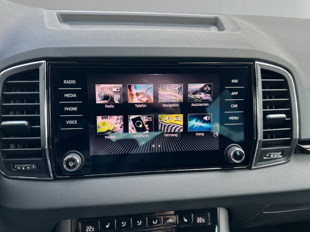 Fahrzeugabbildung SKODA Karoq 1.0 TSI Selection LED AHK Park Winter Komfort
