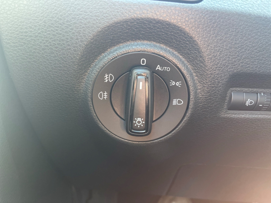 Fahrzeugabbildung SKODA Fabia Combi 1.0 TSI Style LED NAVI SHZ SunSet PDC v+h