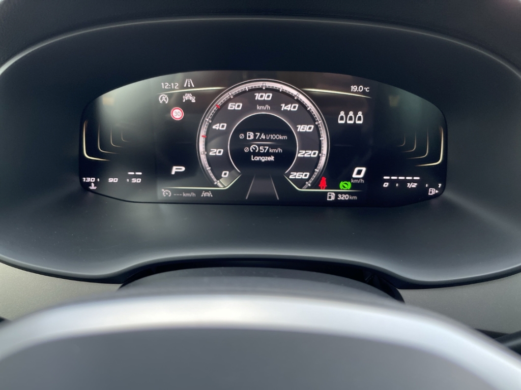 Fahrzeugabbildung SEAT Ateca 1.5 TSI DSG Xperience NAVI GJR Full Link Winterpaket LED