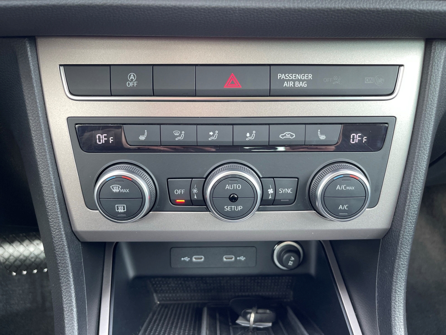 Fahrzeugabbildung SEAT Ateca 1.5 TSI DSG Xperience NAVI GJR Full Link Winterpaket LED