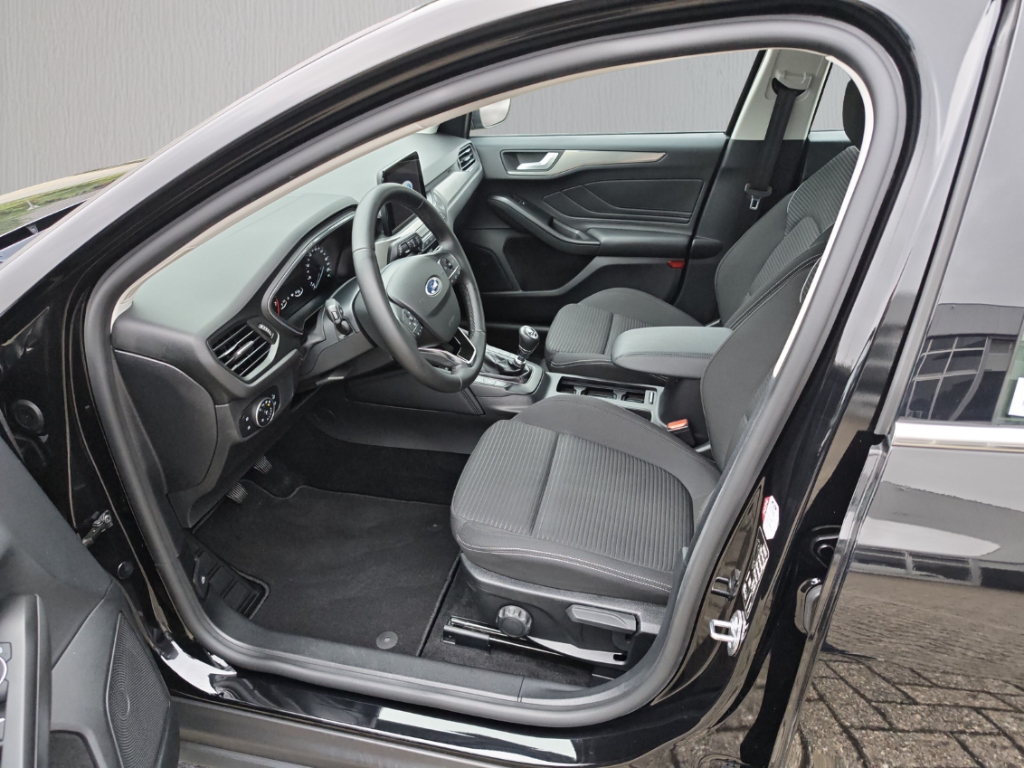 Fahrzeugabbildung Ford Focus Turnier 1.0 EB Titanium NAVI LED RFK SHZ GJR