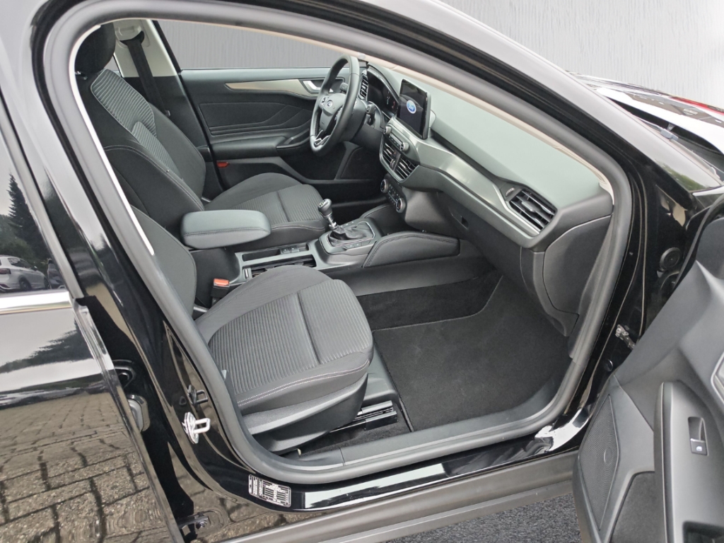 Fahrzeugabbildung Ford Focus Turnier 1.0 EB Titanium NAVI LED RFK SHZ GJR