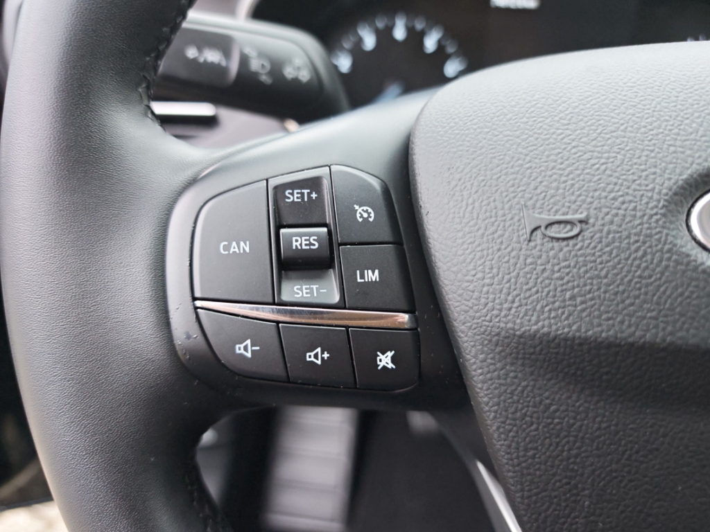 Fahrzeugabbildung Ford Focus Turnier 1.0 EB Titanium NAVI LED RFK SHZ GJR