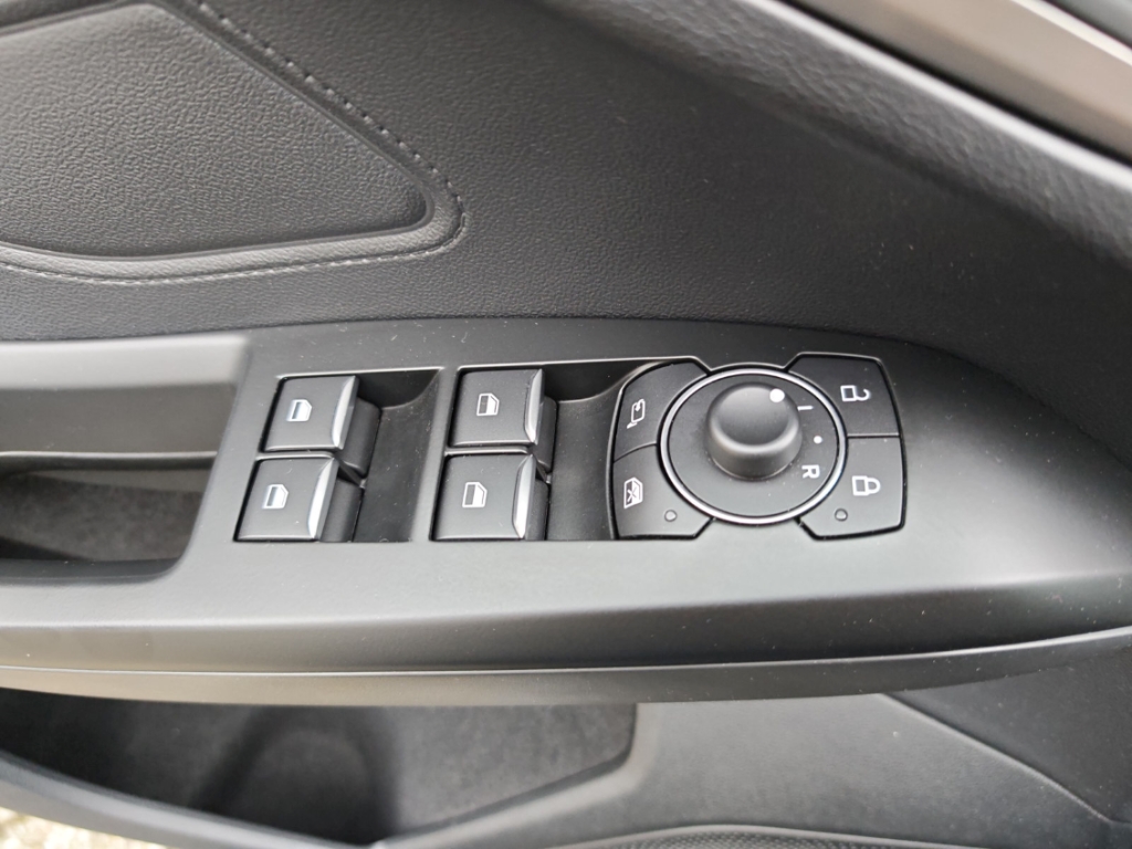 Fahrzeugabbildung Ford Focus Turnier 1.0 EB Titanium NAVI LED RFK SHZ GJR