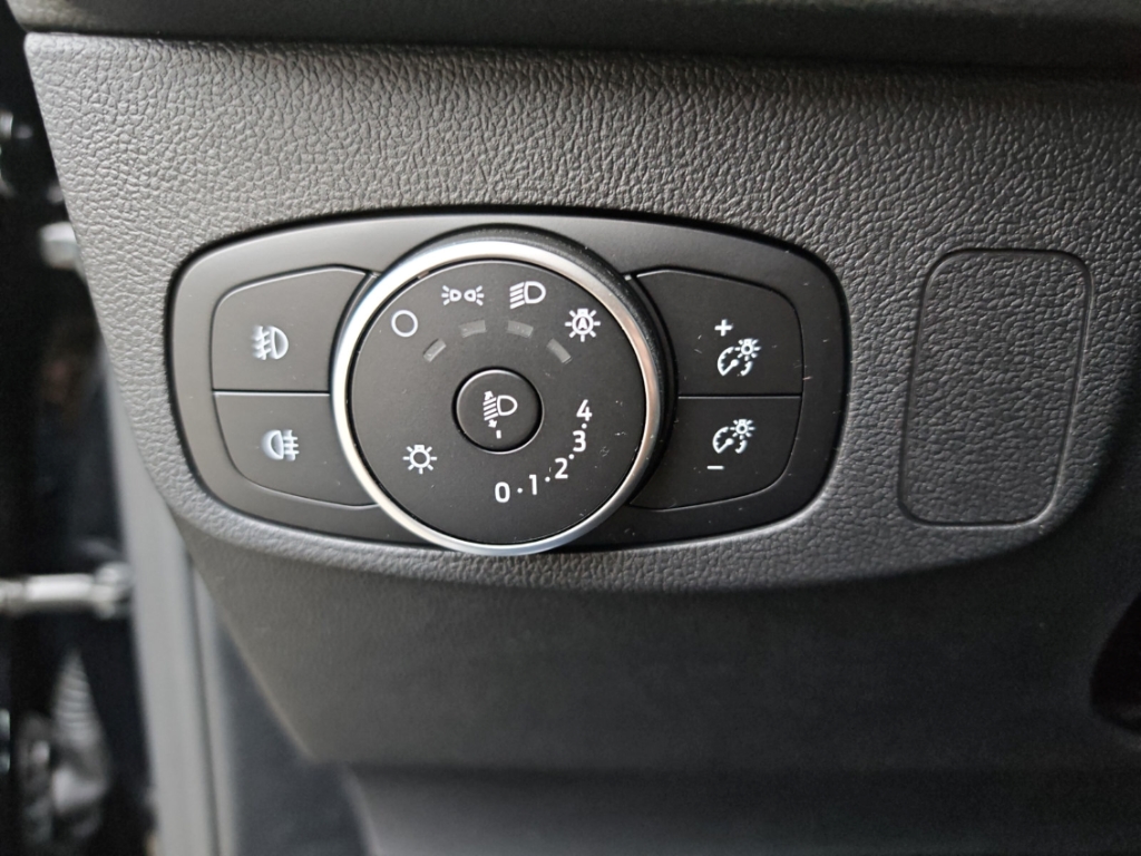 Fahrzeugabbildung Ford Focus Turnier 1.0 EB Titanium NAVI LED RFK SHZ GJR