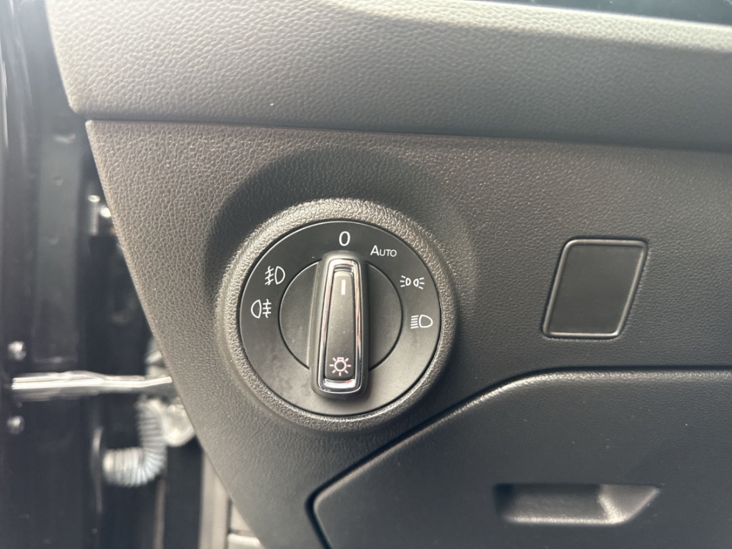 Fahrzeugabbildung SEAT Leon ST 1.5 TSI DSG FR Navi ACC LED RKam KeyLess Allwetter