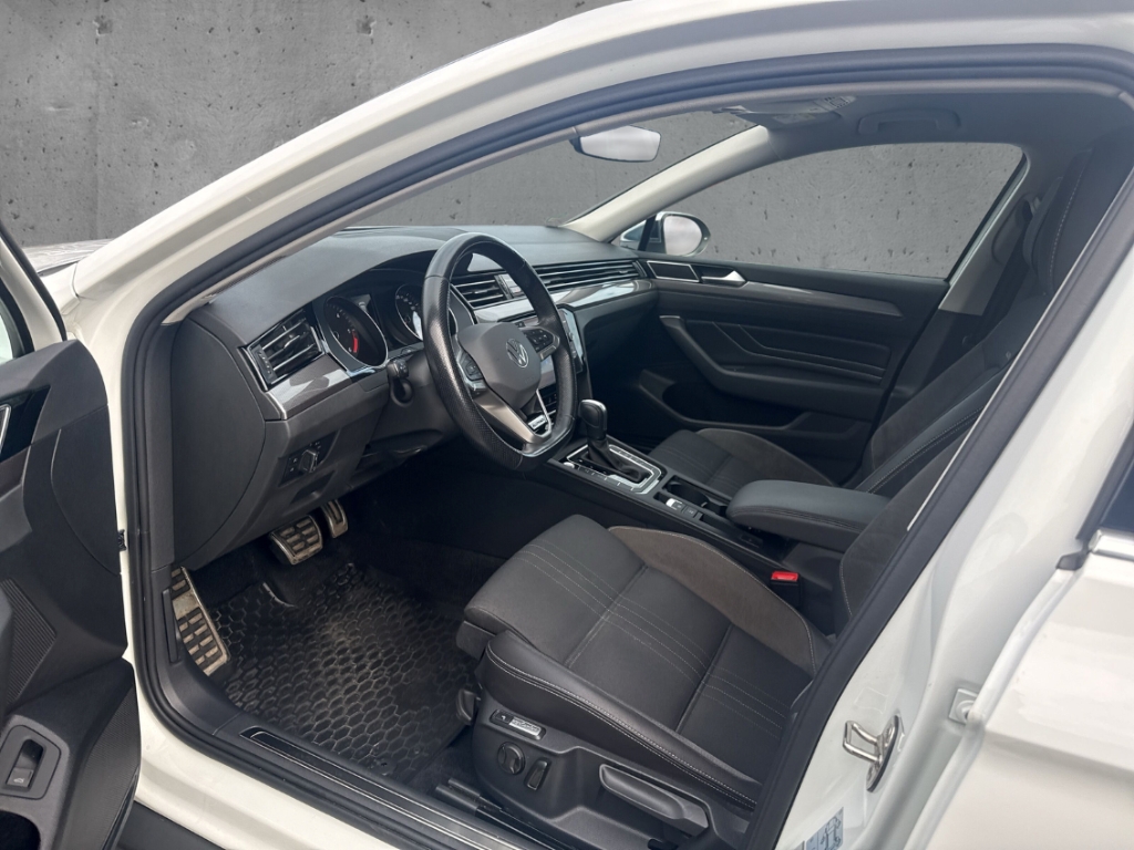 Fahrzeugabbildung Volkswagen Passat Alltrack 4Motion 2.0 TDI ACC Matrix Kamera Massag StandHZG AHK-klappbar