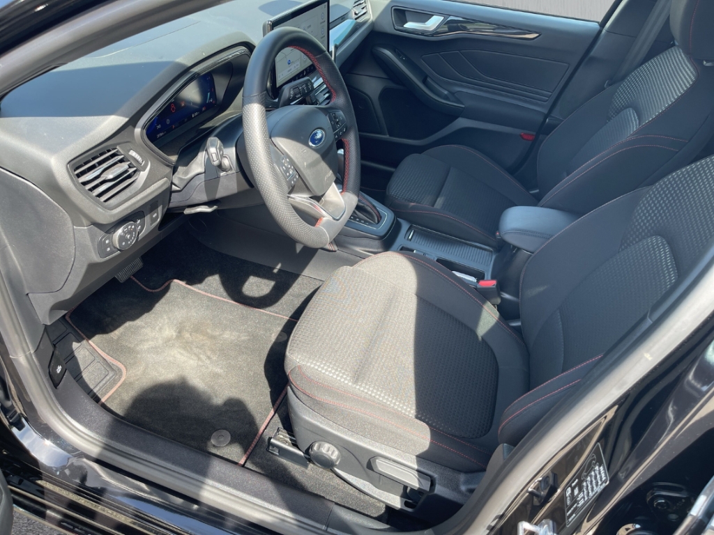 Fahrzeugabbildung Ford Focus Turnier 1.0 ST Line X AHK HUD ACC SHZ LHZ