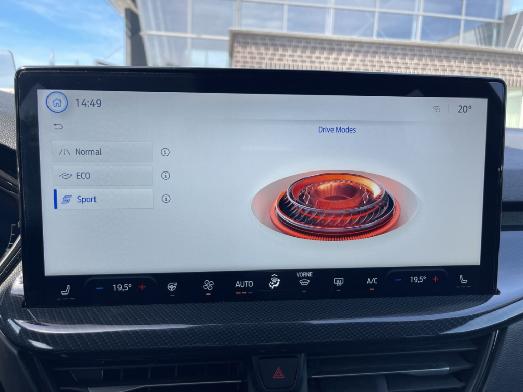 Fahrzeugabbildung Ford Focus Turnier 1.0 ST Line X AHK HUD ACC SHZ LHZ