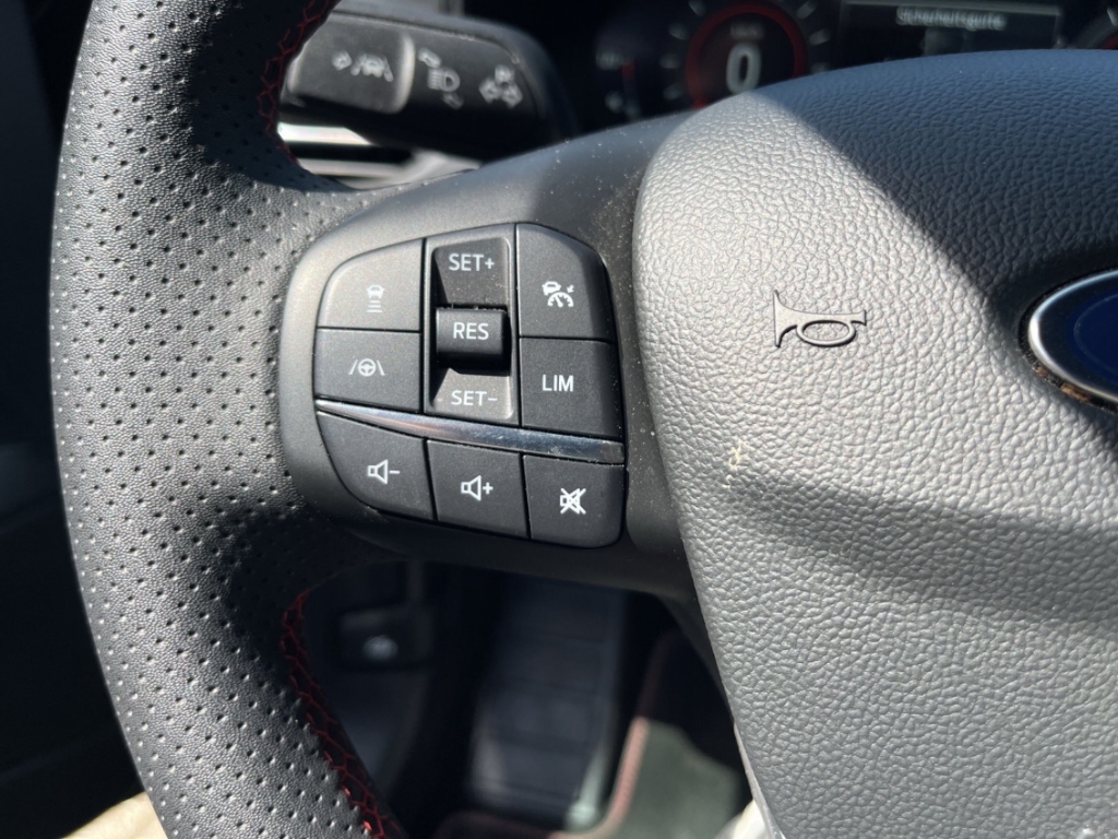Fahrzeugabbildung Ford Focus Turnier 1.0 ST Line X AHK HUD ACC SHZ LHZ