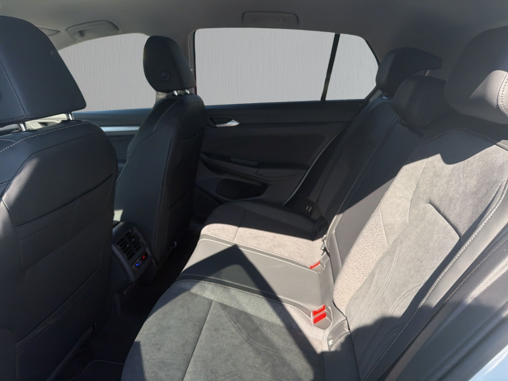 Fahrzeugabbildung Volkswagen Golf 1.5 eHybrid DSG Style LED NAVI ACC KAMERA LM