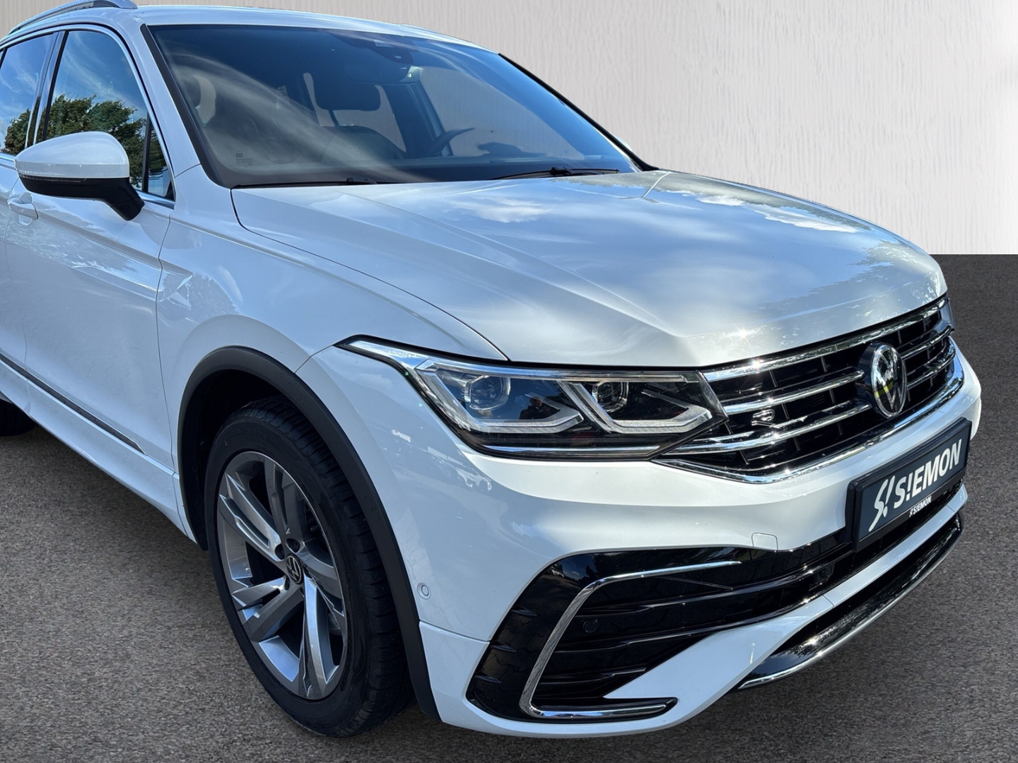 Fahrzeugabbildung Volkswagen Tiguan 1,4 TSI eHybrid R-Line SHZ AHK LED RFK