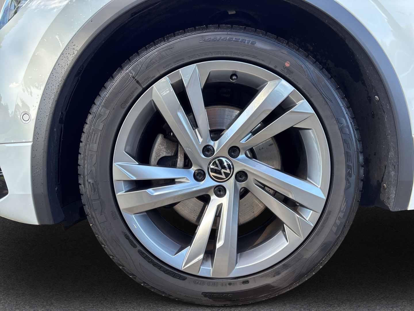 Fahrzeugabbildung Volkswagen Tiguan 1,4 TSI eHybrid R-Line SHZ AHK LED RFK
