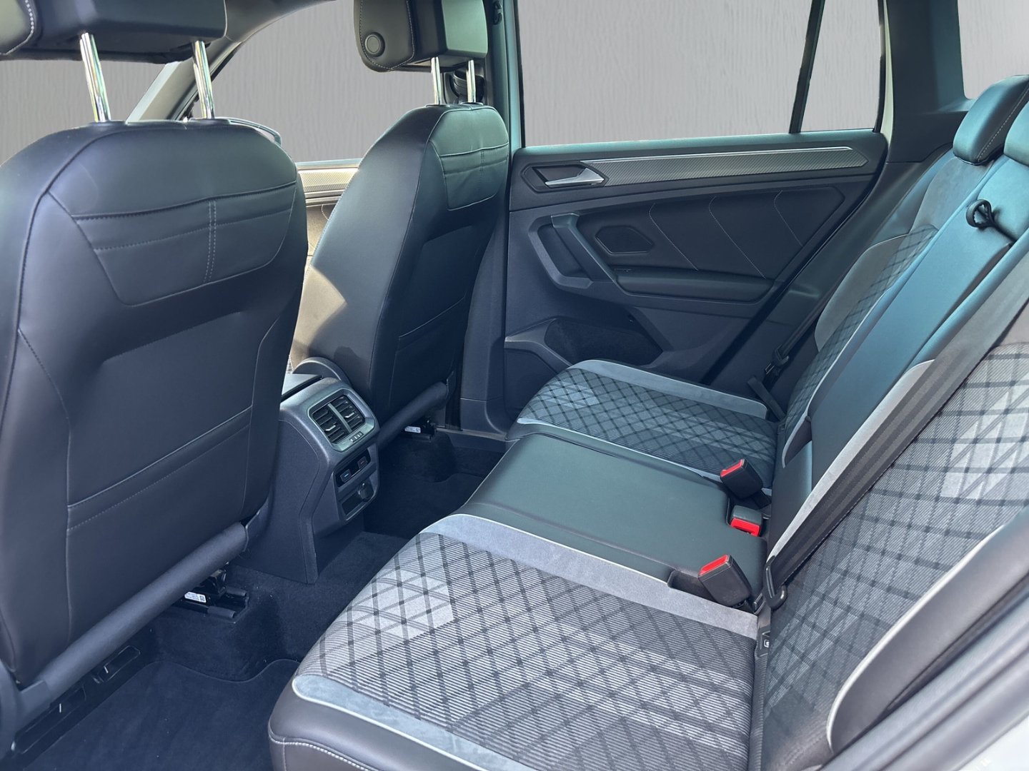Fahrzeugabbildung Volkswagen Tiguan 1,4 TSI eHybrid R-Line SHZ AHK LED RFK