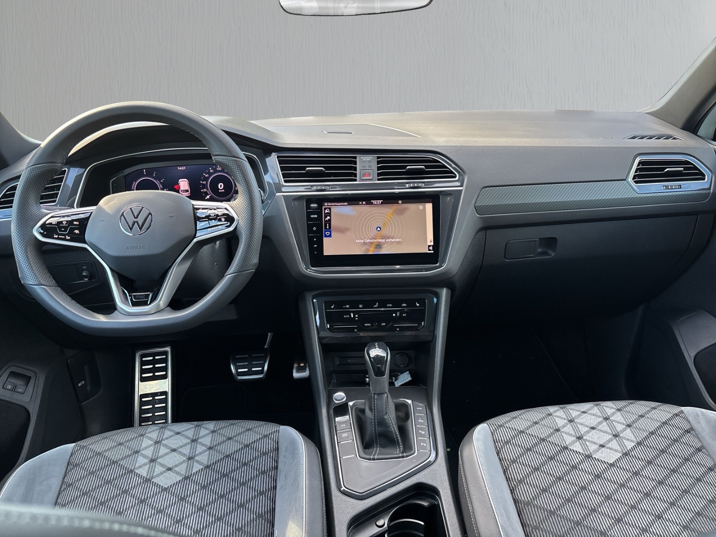 Fahrzeugabbildung Volkswagen Tiguan 1,4 TSI eHybrid R-Line SHZ AHK LED RFK