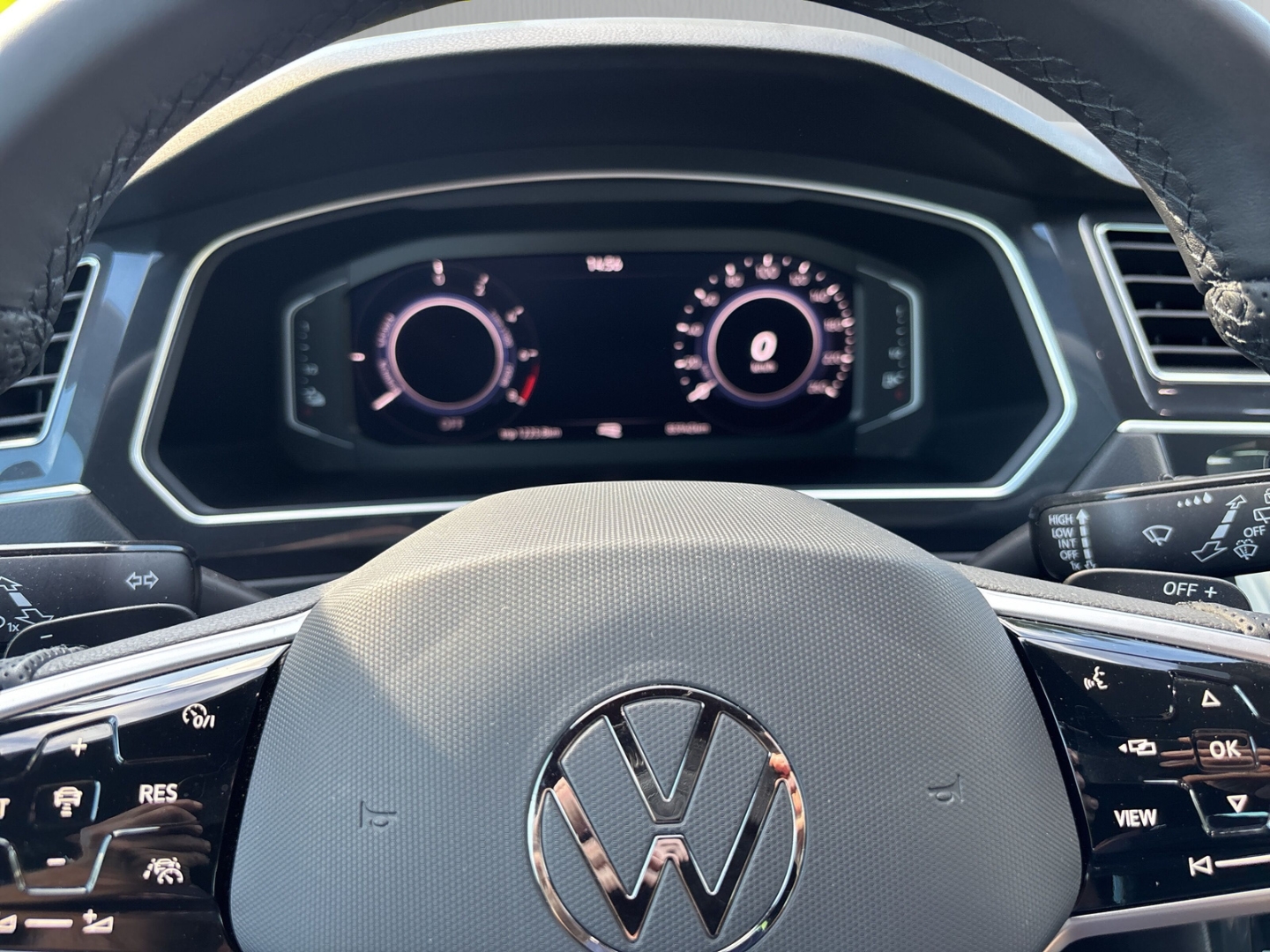 Fahrzeugabbildung Volkswagen Tiguan 1,4 TSI eHybrid R-Line SHZ AHK LED RFK