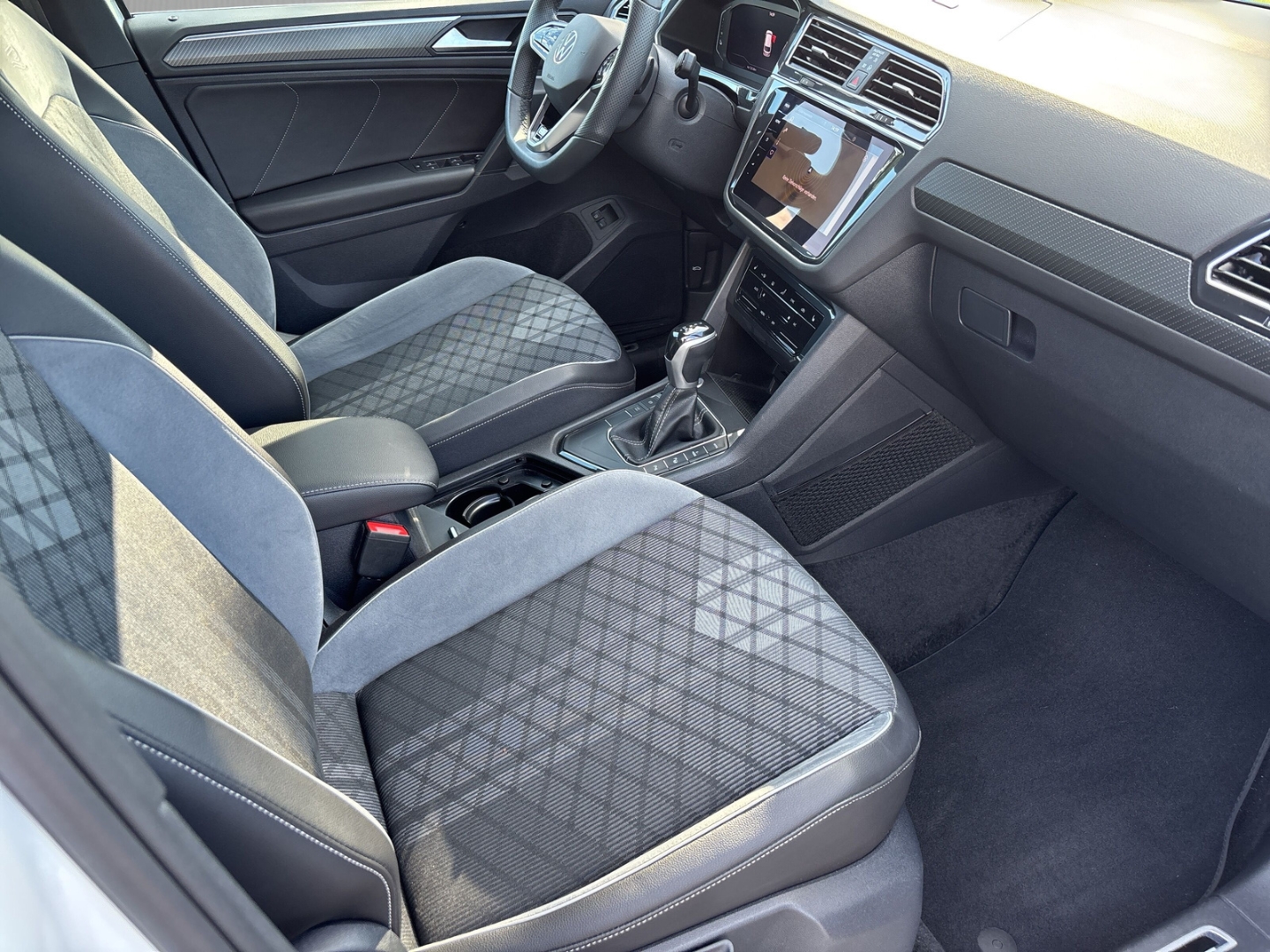 Fahrzeugabbildung Volkswagen Tiguan 1,4 TSI eHybrid R-Line SHZ AHK LED RFK