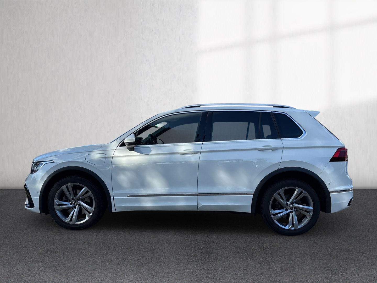 Fahrzeugabbildung Volkswagen Tiguan 1,4 TSI eHybrid R-Line SHZ AHK LED RFK