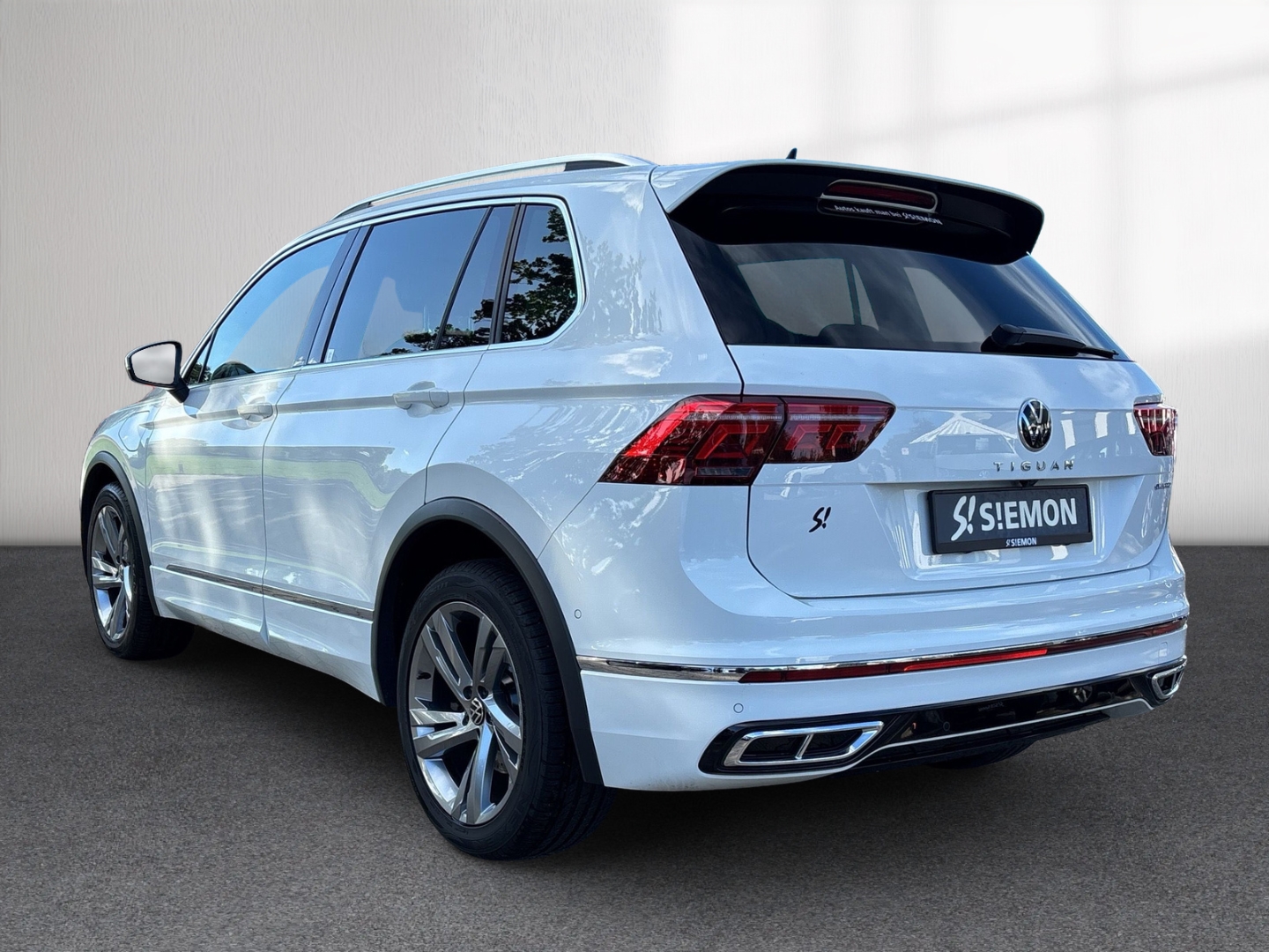 Fahrzeugabbildung Volkswagen Tiguan 1,4 TSI eHybrid R-Line SHZ AHK LED RFK