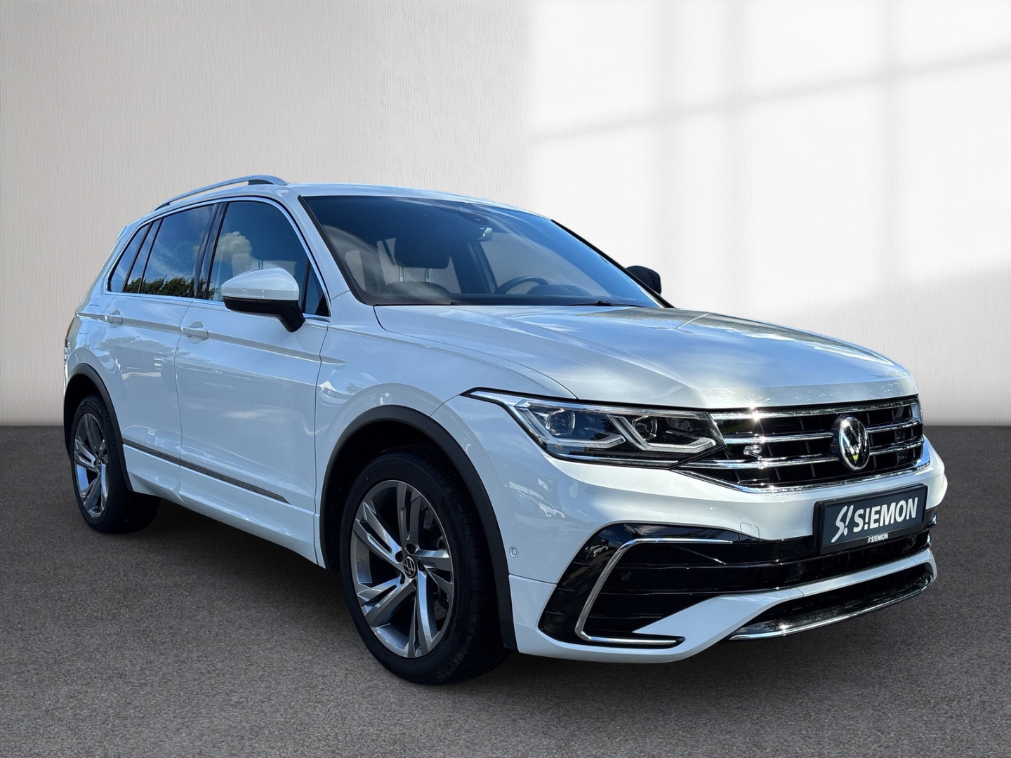 Fahrzeugabbildung Volkswagen Tiguan 1,4 TSI eHybrid R-Line SHZ AHK LED RFK