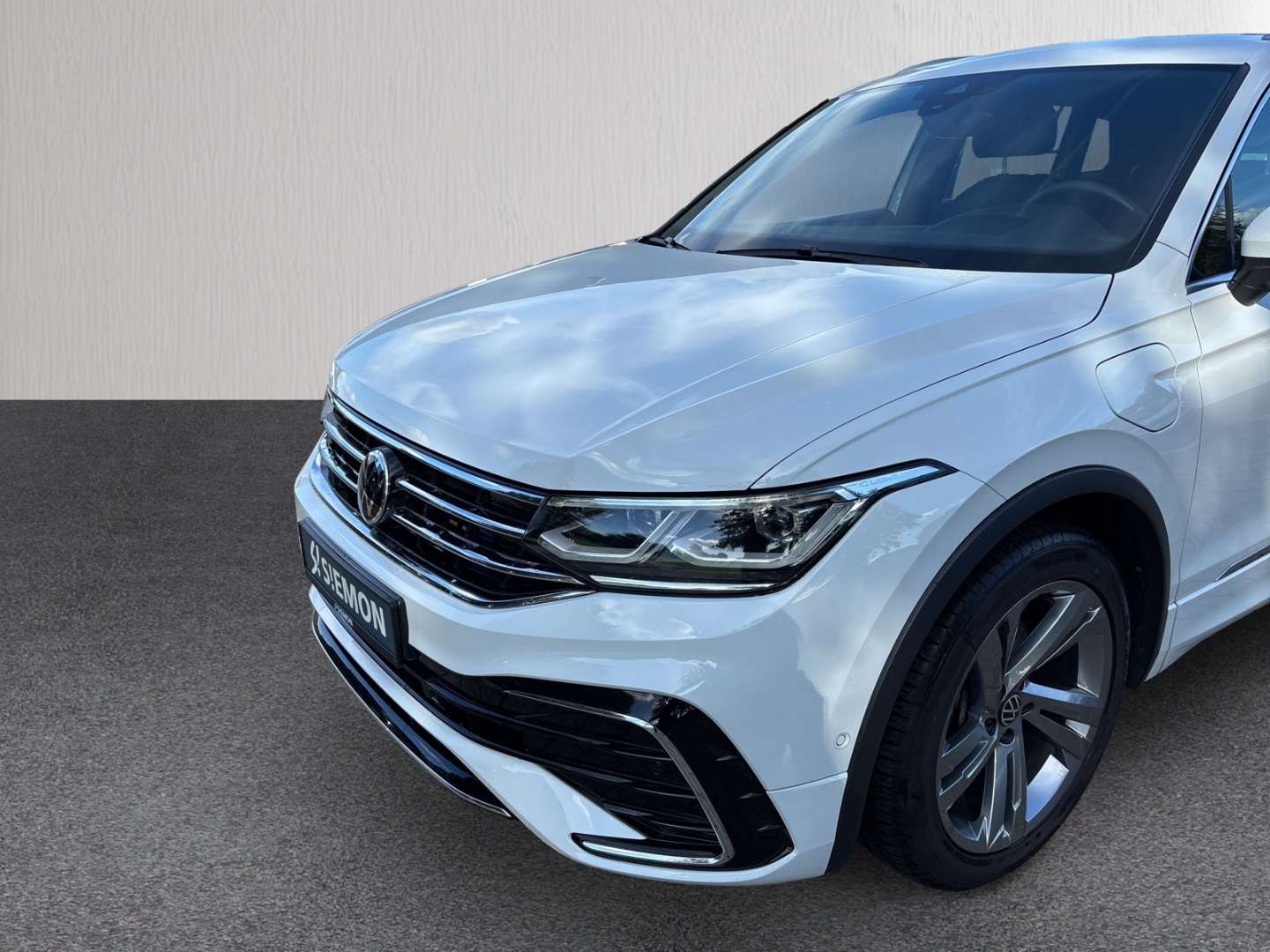 Fahrzeugabbildung Volkswagen Tiguan 1,4 TSI eHybrid R-Line SHZ AHK LED RFK