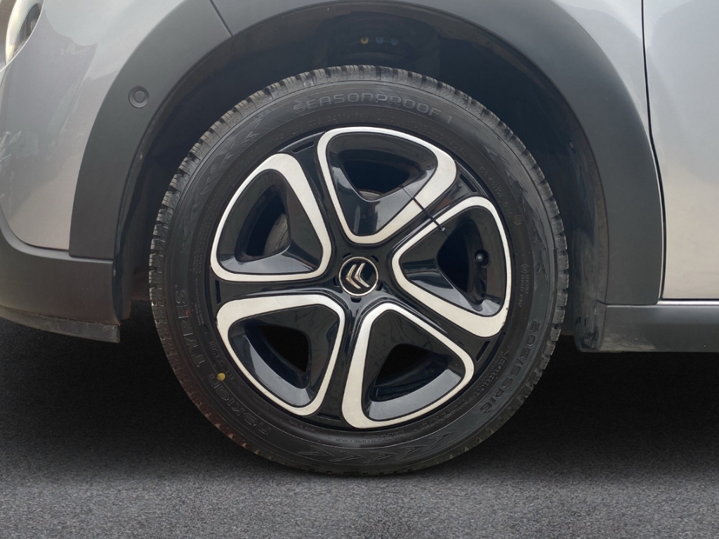 Fahrzeugabbildung Citroen C3 1.2 PureTech AT Shine Navi SmartLink RKam BlindSpot SHZ GRA