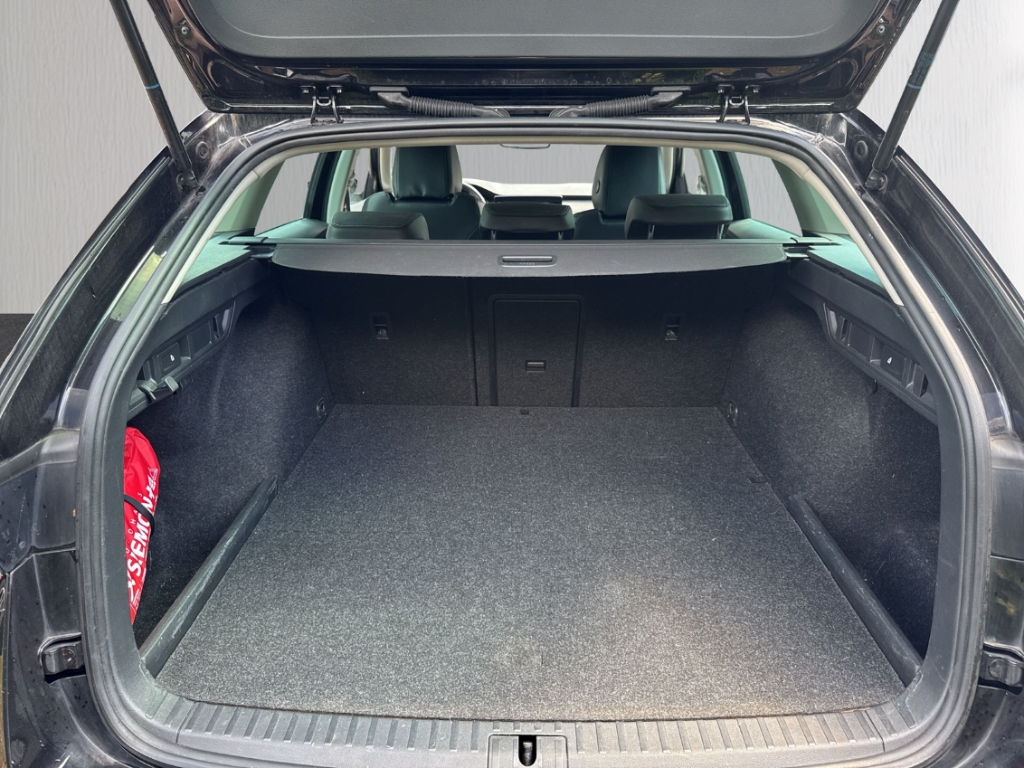 Fahrzeugabbildung SKODA Octavia Combi 1.4 TSI iV Style ACC PDCv+h SHZ Temp LED Navi