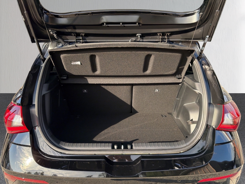 Fahrzeugabbildung Hyundai i20 FL MY26 1.0 T-GDI MT Blackline Navi Soundsystem Bose LED Apple CarPlay Android Auto