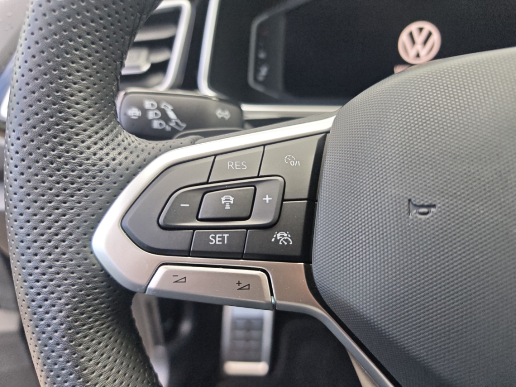 Fahrzeugabbildung Volkswagen T-Roc 1.5 TSI DSG R-Line IQ.Drive LED+ ACC SHZ