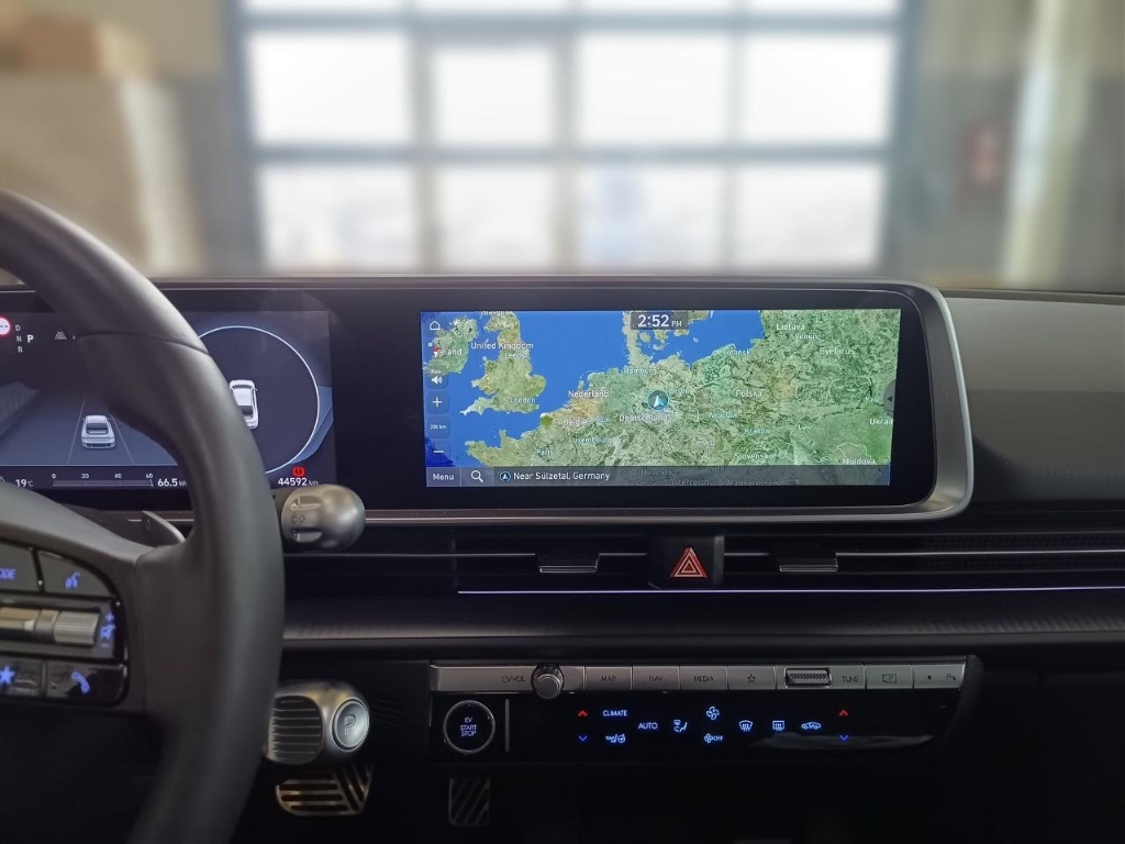 Fahrzeugabbildung Hyundai IONIQ 6 77,4kWh 4WD UNIQ Digi-Spiegel Schiebedach HUD Navi Digitales Cockpit Memory Sitze