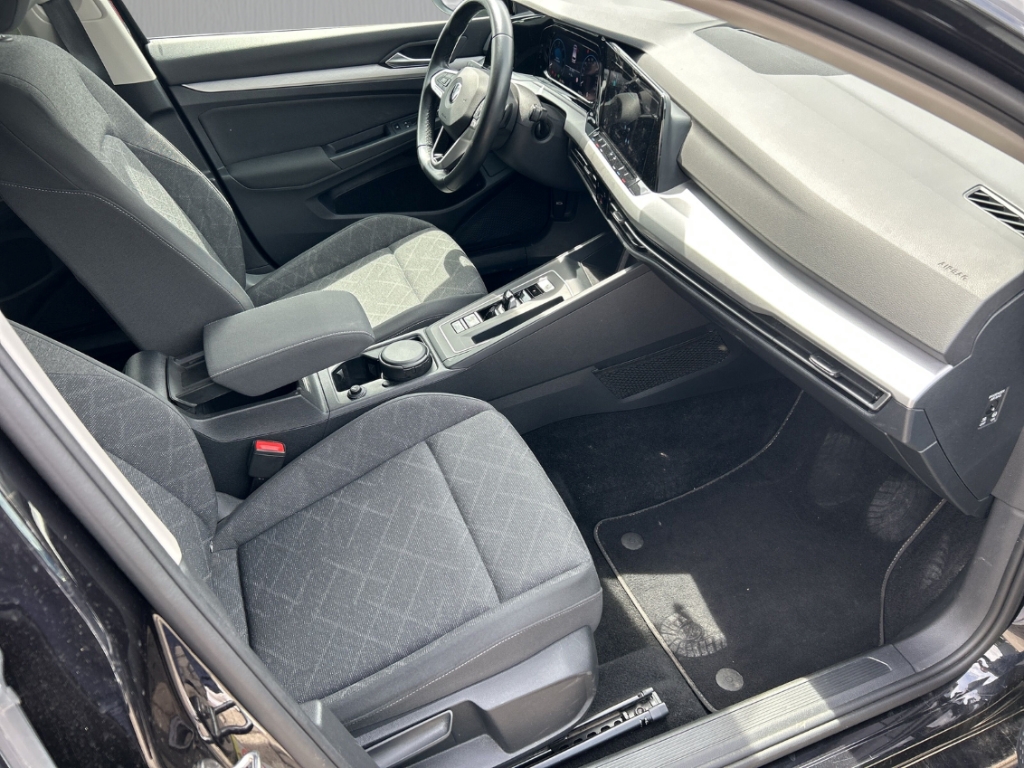 Fahrzeugabbildung Volkswagen Golf 2.0 TDI DSG Life AHK NAVI LED SHZ P AHK-klappbar Apple CarPlay