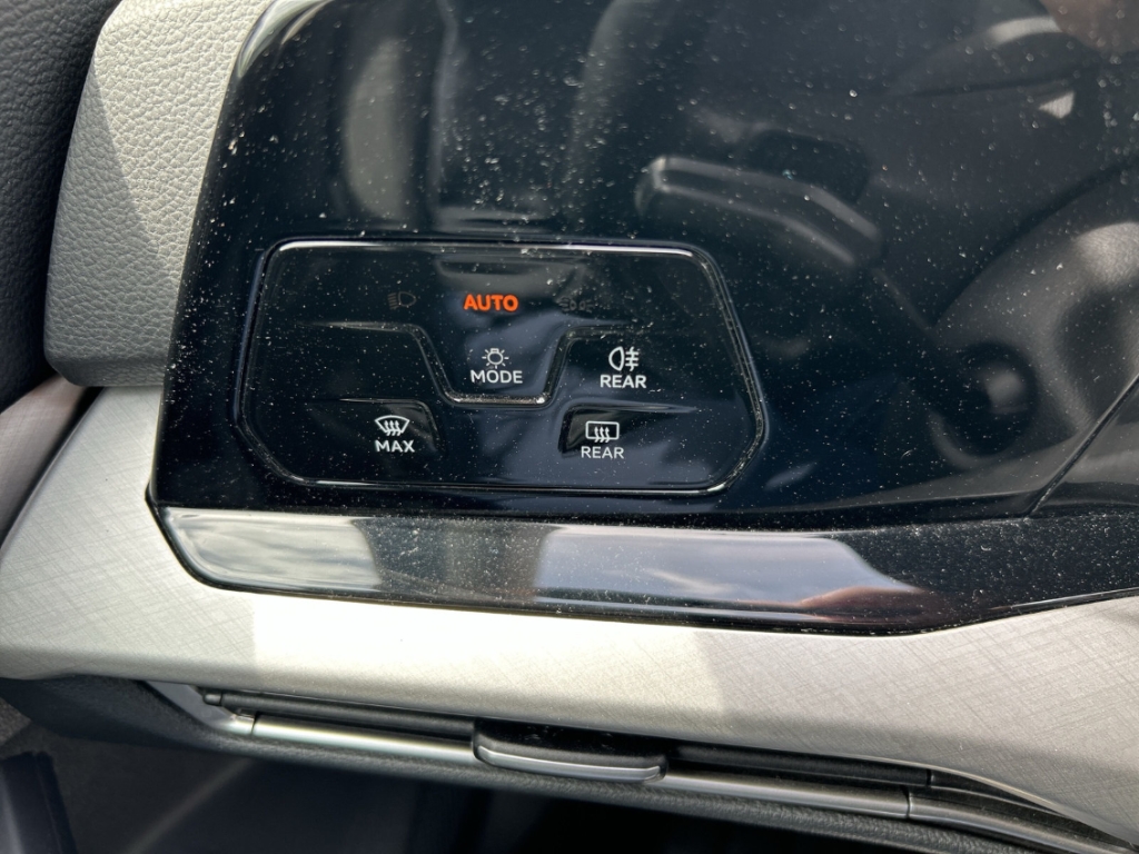 Fahrzeugabbildung Volkswagen Golf 2.0 TDI DSG Life AHK NAVI LED SHZ P AHK-klappbar Apple CarPlay
