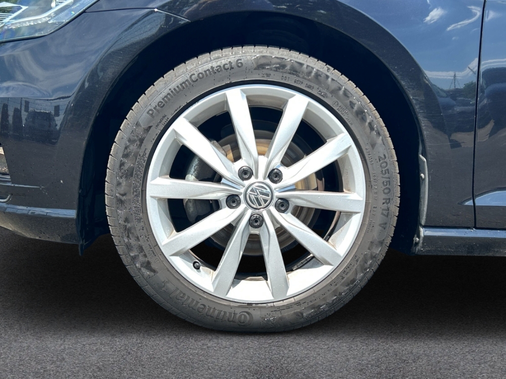 Fahrzeugabbildung Volkswagen Golf Variant 1,5 TSI DSG Highline ACC PDCv+h SHZ Temp LED Navi