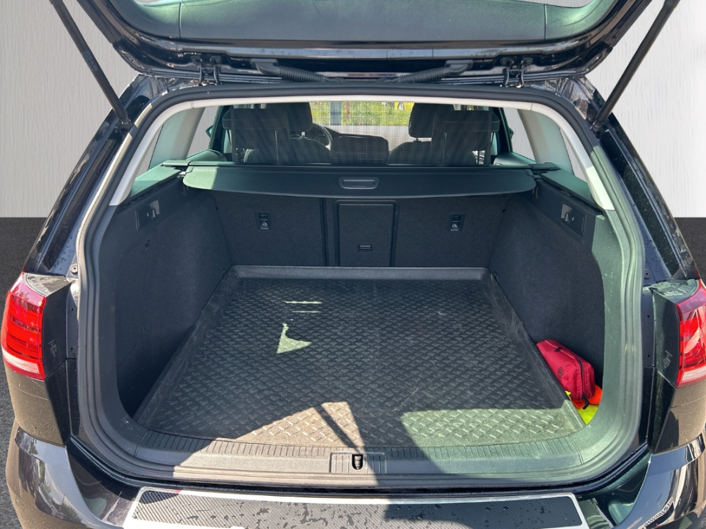 Fahrzeugabbildung Volkswagen Golf Variant 1,5 TSI DSG Highline ACC PDCv+h SHZ Temp LED Navi