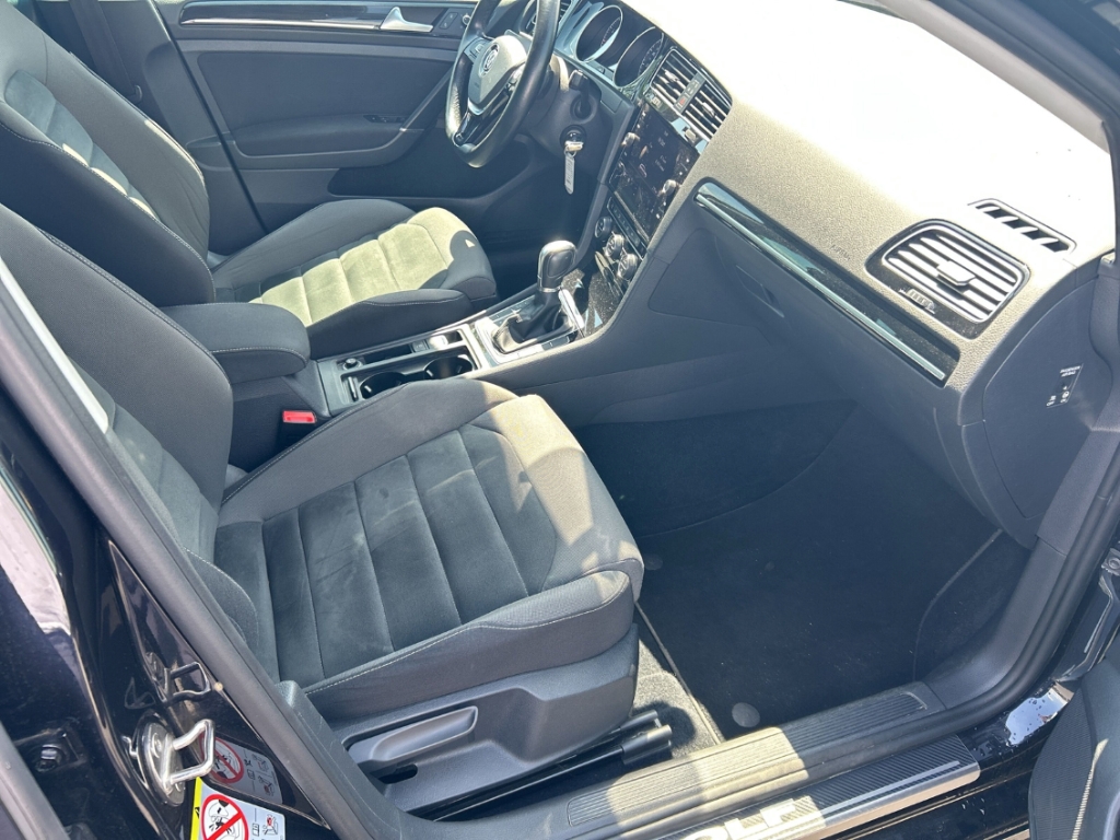 Fahrzeugabbildung Volkswagen Golf Variant 1,5 TSI DSG Highline ACC PDCv+h SHZ Temp LED Navi