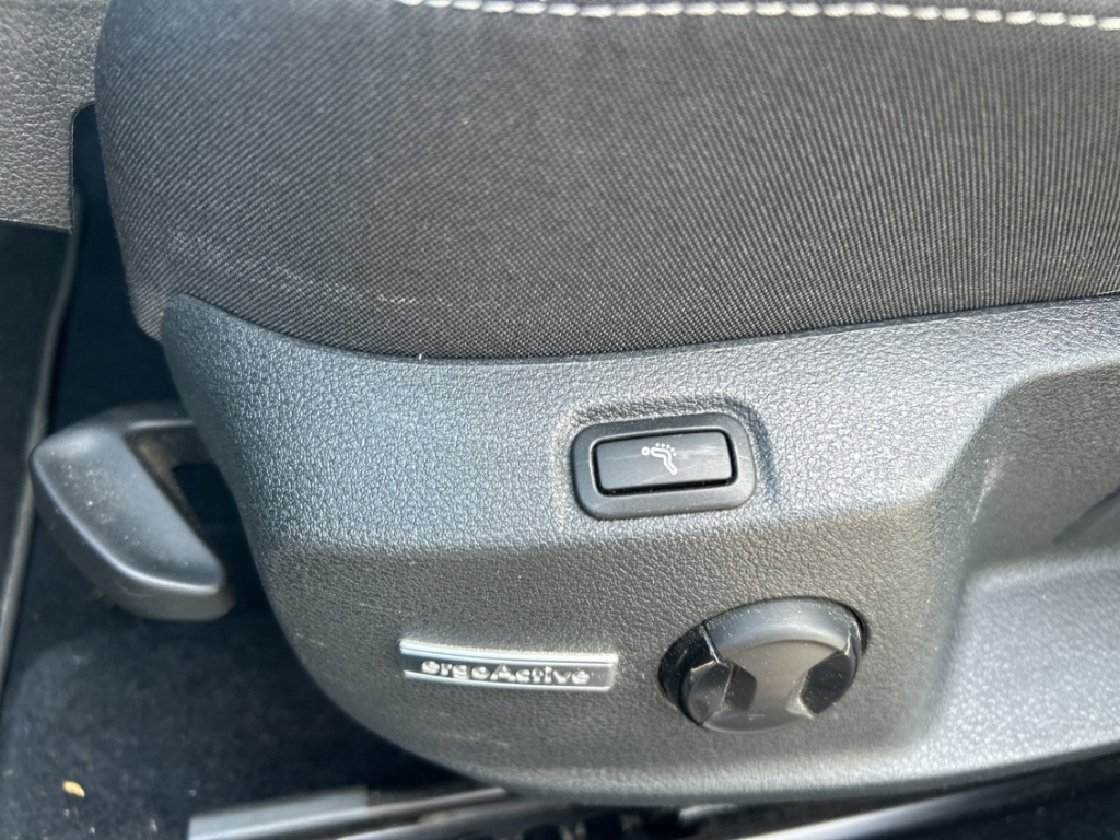 Fahrzeugabbildung Volkswagen Golf Variant 1,5 TSI DSG Highline ACC PDCv+h SHZ Temp LED Navi