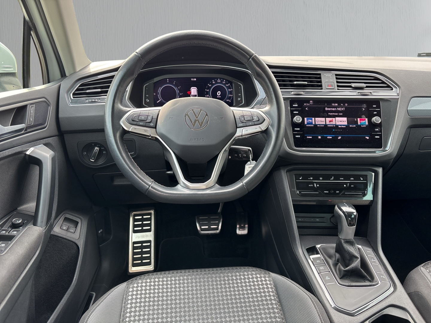 Fahrzeugabbildung Volkswagen Tiguan eHybrid Active e-Hybrid SHZ AHK LED NAV