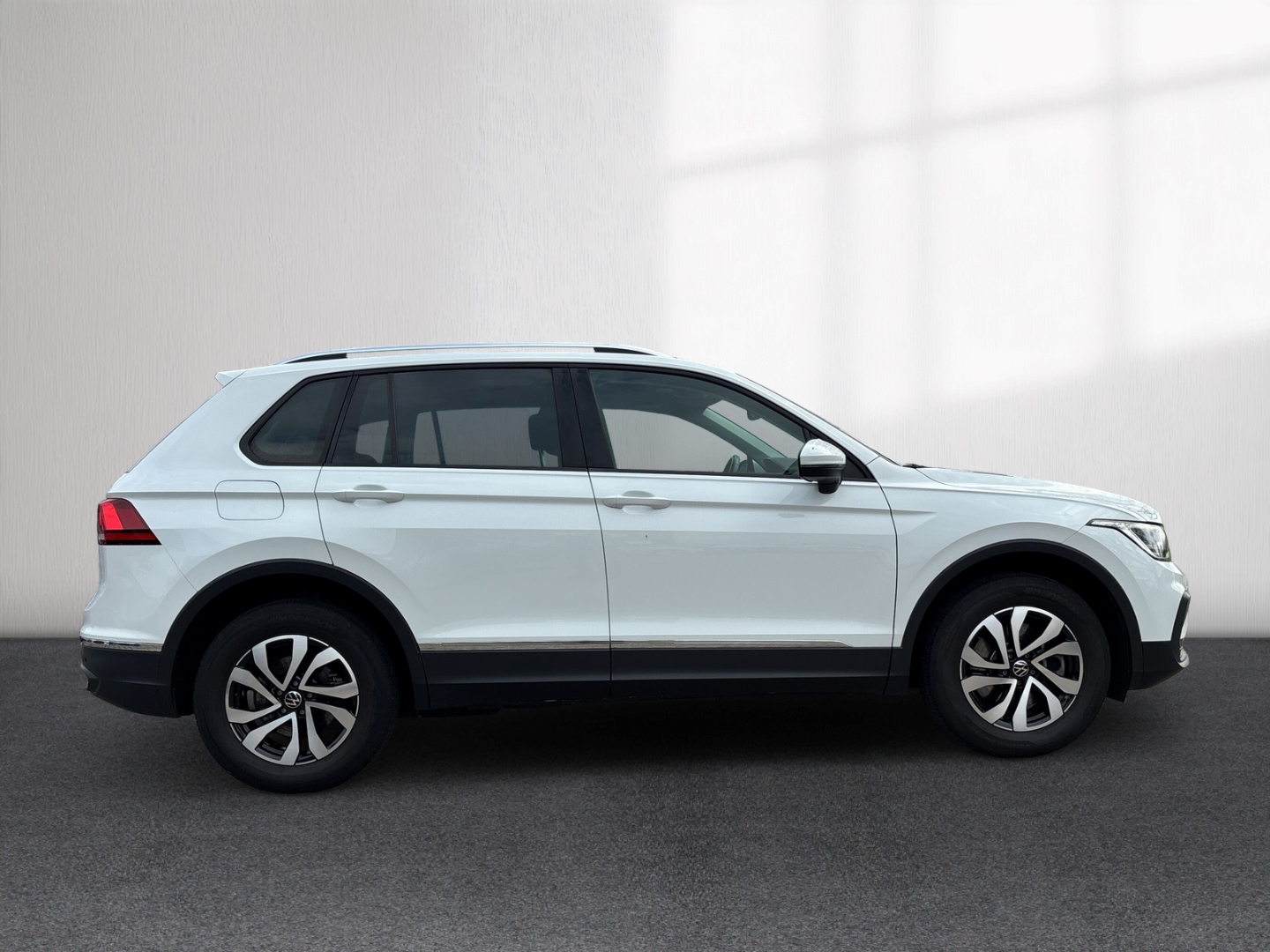 Fahrzeugabbildung Volkswagen Tiguan eHybrid Active e-Hybrid SHZ AHK LED NAV