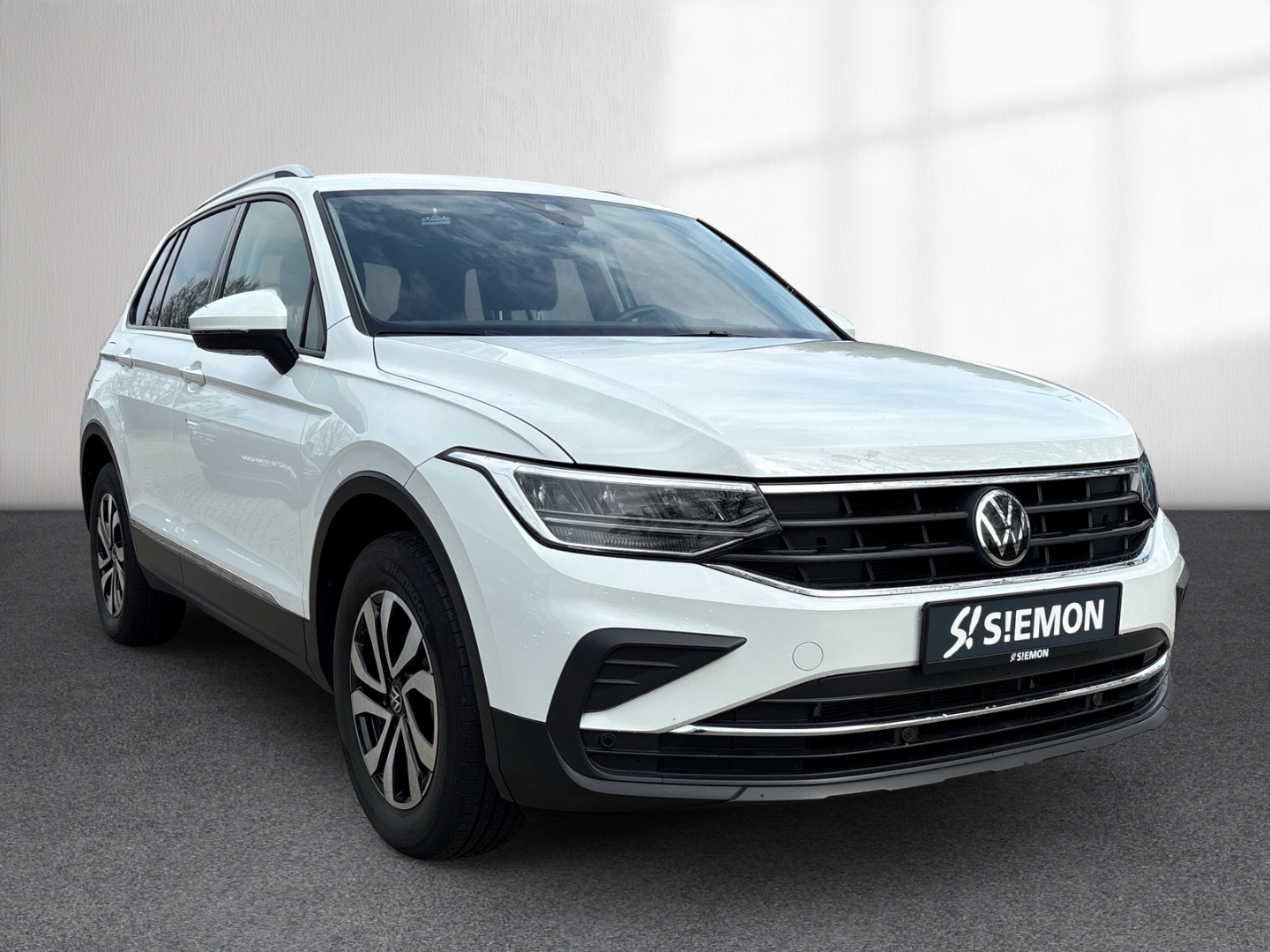 Fahrzeugabbildung Volkswagen Tiguan eHybrid Active e-Hybrid SHZ AHK LED NAV