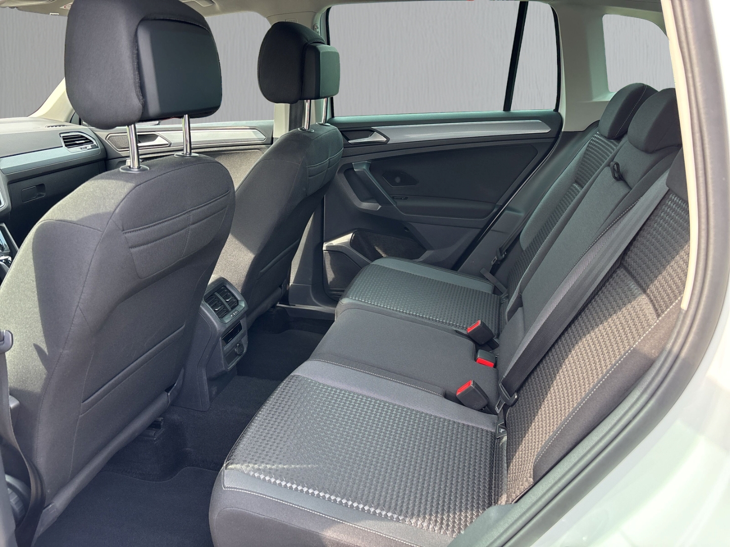 Fahrzeugabbildung Volkswagen Tiguan eHybrid Active e-Hybrid SHZ AHK LED NAV