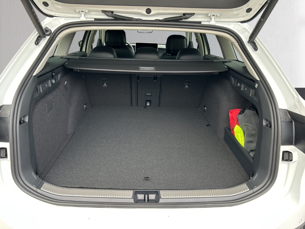 Fahrzeugabbildung Volkswagen Passat Variant 1.5 eHybrid DSG Business AHK NAVI