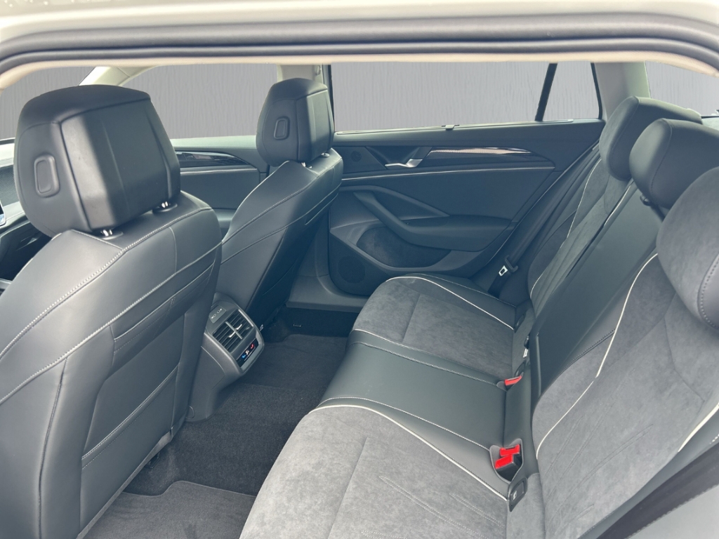 Fahrzeugabbildung Volkswagen Passat Variant 1.5 eHybrid DSG Business AHK NAVI