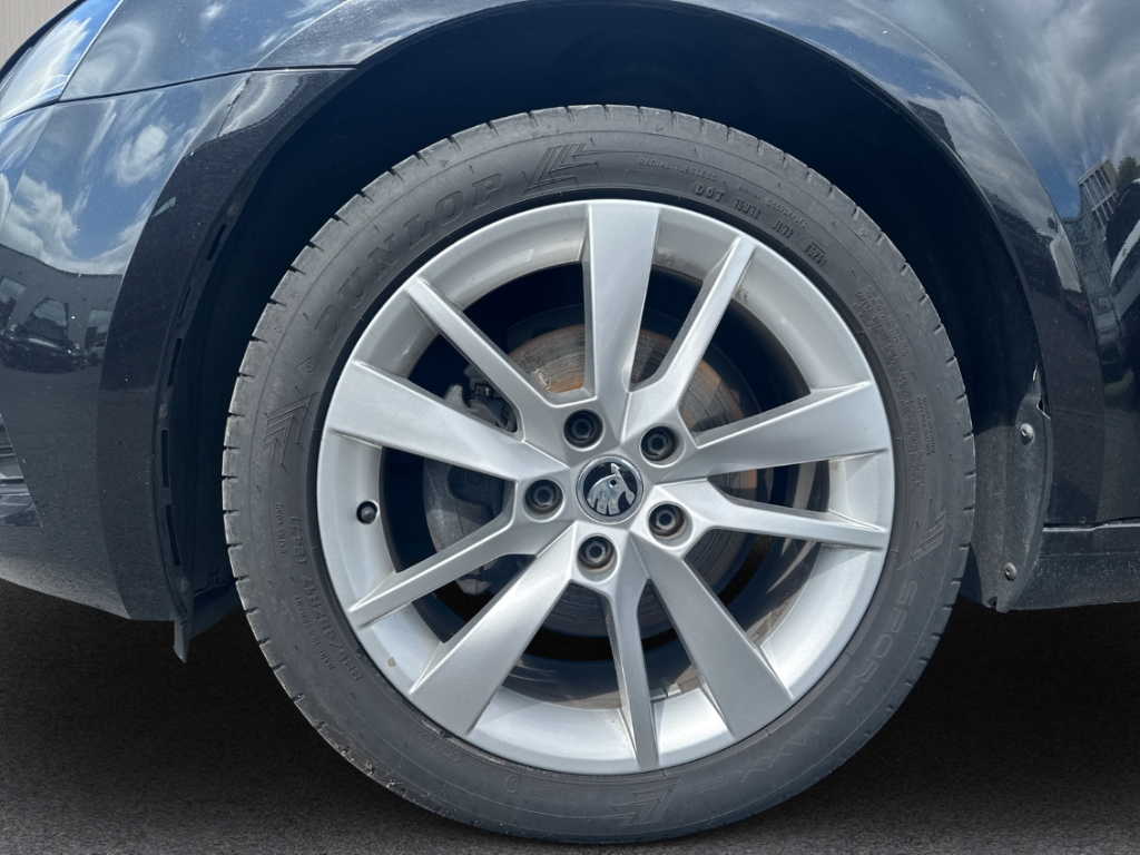 Fahrzeugabbildung SKODA Octavia Combi III 2.0 TDI DSG AHK ACC LED SHZ PDC