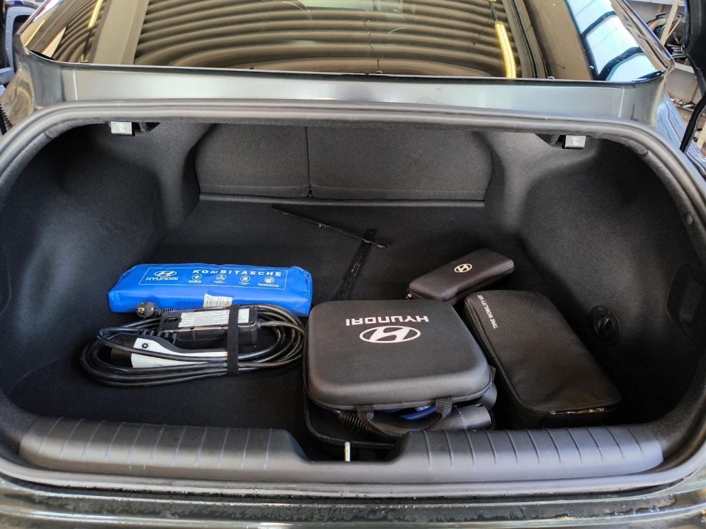 Fahrzeugabbildung Hyundai IONIQ 6 77,4kWh 4WD UNIQ 20LM HUD Navi Digitales Cockpit Memory Sitze Soundsystem