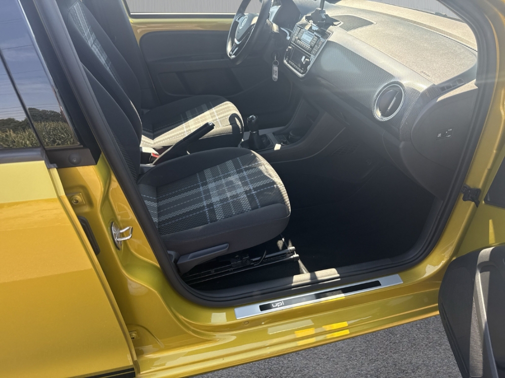 Fahrzeugabbildung Volkswagen up! 1.0 club Bluetooth winter pack roof pack