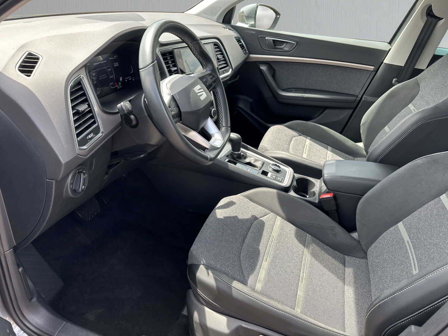 Fahrzeugabbildung SEAT Ateca 1.5 TSI DSG Experience ACC Navi SHZ R-Kam